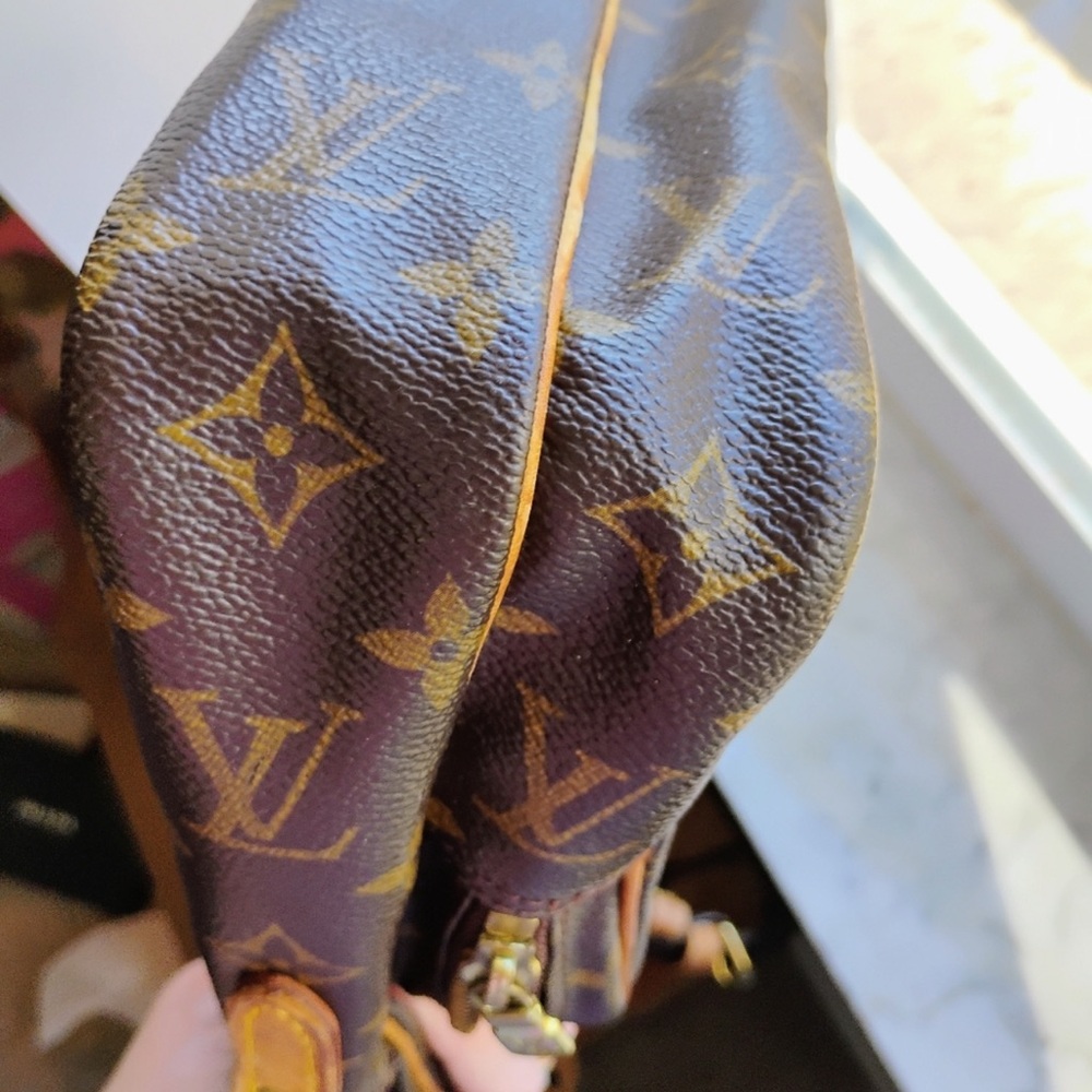 Louis Vuitton Amazone Monogram crossbody bag featuring the iconic brown canvas - Picture 8 of 12